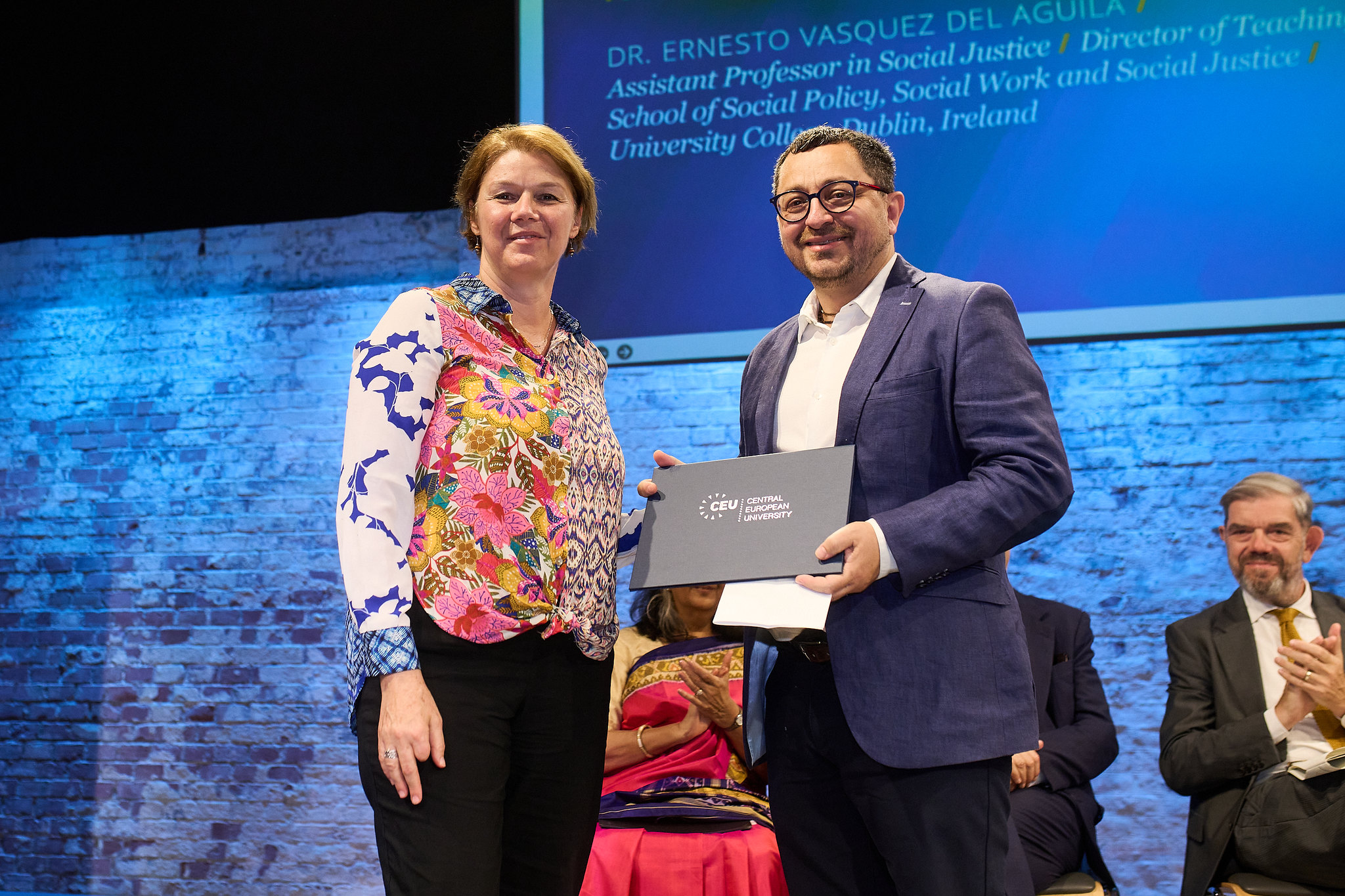 Dr Ernesto Vasquez del Aguila receives CEU’s 2023 European Award for Excellence